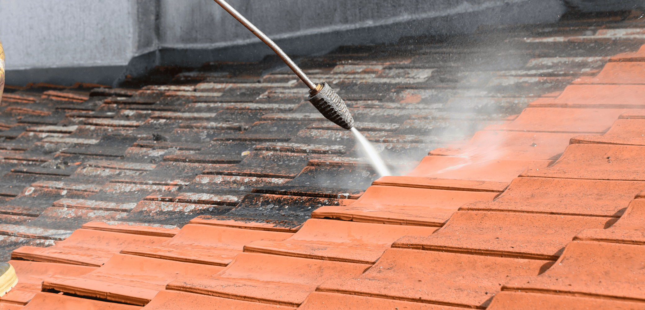 Nettoyage couverture : démoussage et traitement hydrofuge de toiture
